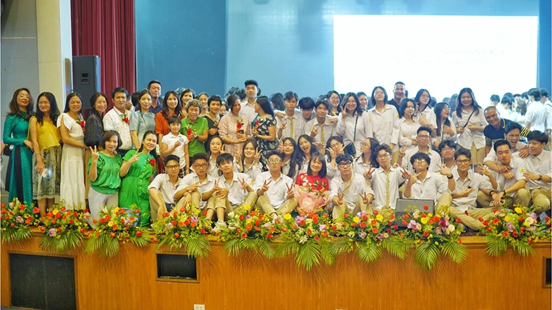 Học sinh lớp 12D3 Phan Huy Chú - Đống Đa trong lễ tri ân. 