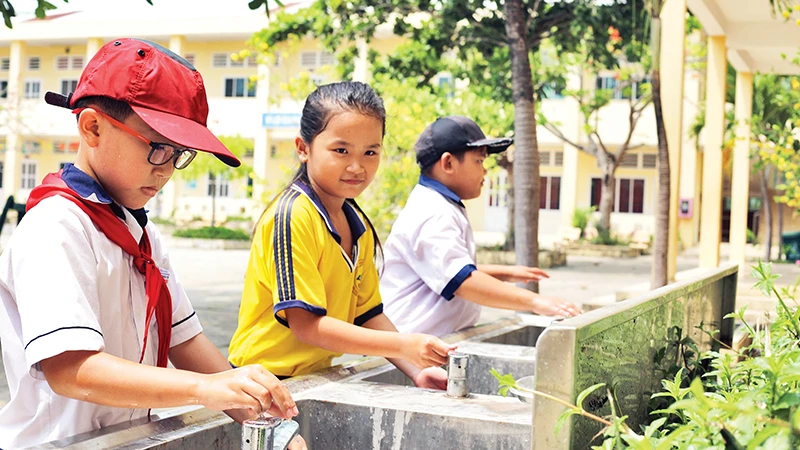 Nước sạch thành phố đã được cấp về Trường tiểu học Lý Nhơn, huyện Cần Giờ.
