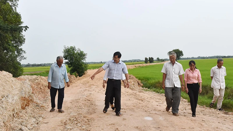 Ban Giám sát đầu tư của cộng đồng giám sát việc thi công đường rỗng Củ Chi kênh đình, xã Cẩm Giang (huyện Gò Dầu, tỉnh Tây Ninh).