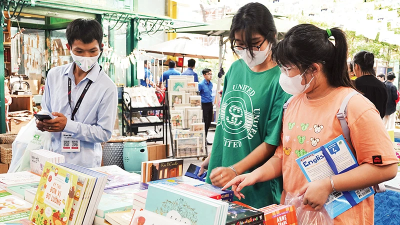 Độc giả nhỏ tuổi tìm mua sách tại Đường sách Thành phố Hồ Chí Minh.