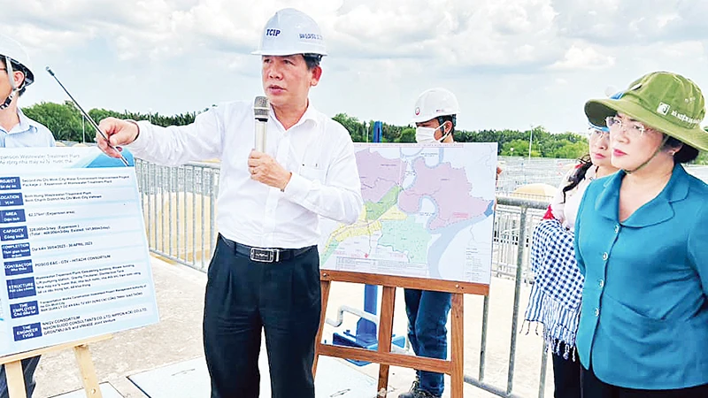 Ủy ban Mặt trận Tổ quốc Thành phố Hồ Chí Minh cùng đại diện các sở, ngành, địa phương và các chuyên gia giám sát tình hình đầu tư công đối với các dự án hạ tầng trọng điểm của thành phố.