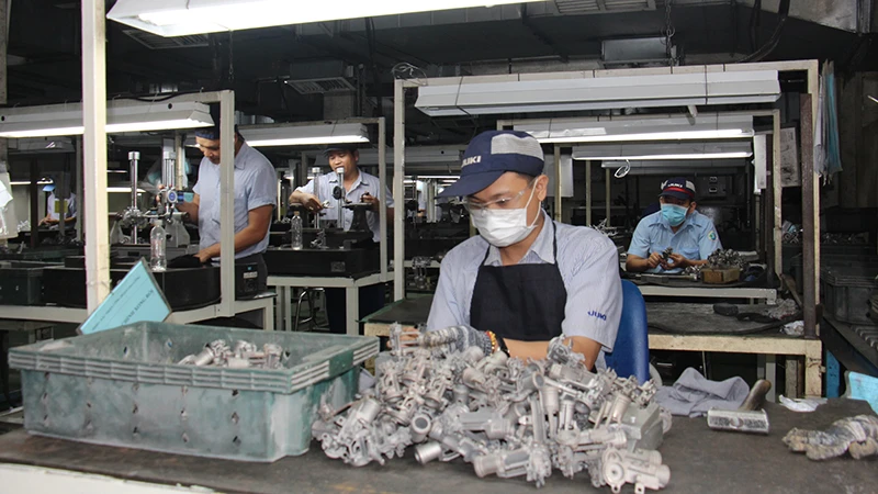 Công nhân Nhà máy 1 và 2, Công ty TNHH JuKi Việt Nam khẩn trương sản xuất đáp ứng đơn đặt hàng của đối tác. (Ảnh THẾ ANH)