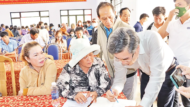 Lãnh đạo huyện Long Thành (Đồng Nai) tiếp nhận ý kiến người dân trong vùng dự án sân bay Long Thành.