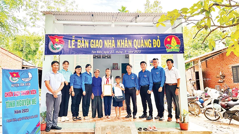 Huyện đoàn Tân Biên (Tây Ninh) bàn giao nhà Khăn quàng đỏ tặng gia đình học sinh nghèo.