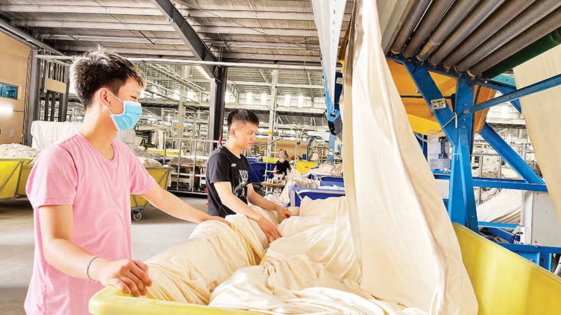 Sản xuất tại Công ty TNHH Công nghiệp Ramatex Nam Định trong Khu công nghiệp Bảo Minh, huyện Vụ Bản.