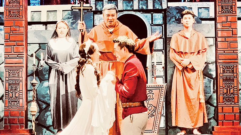 Một cảnh trong vở diễn “Romeo và Juliet” của Đoàn Kịch nói Hải Phòng trên sân khấu Nhà hát thành phố.