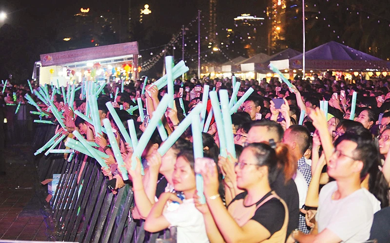 Hàng nghìn người dân, du khách chào đón Lễ hội Tận hưởng mùa hè 2023 - Enjoy Danang 2023.