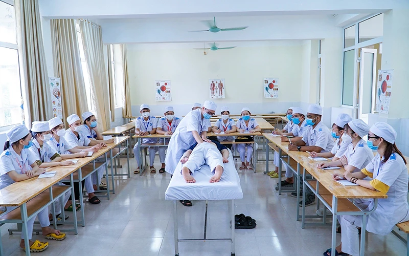 Sinh viên thực tập tại phòng thực tập tiền lâm sàng của Trường đại học Y-Dược Thái Bình.