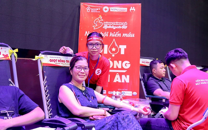 Người dân tham gia hiến máu tình nguyện tại Hành trình Đỏ năm 2023. (Ảnh: Gia Thắng)