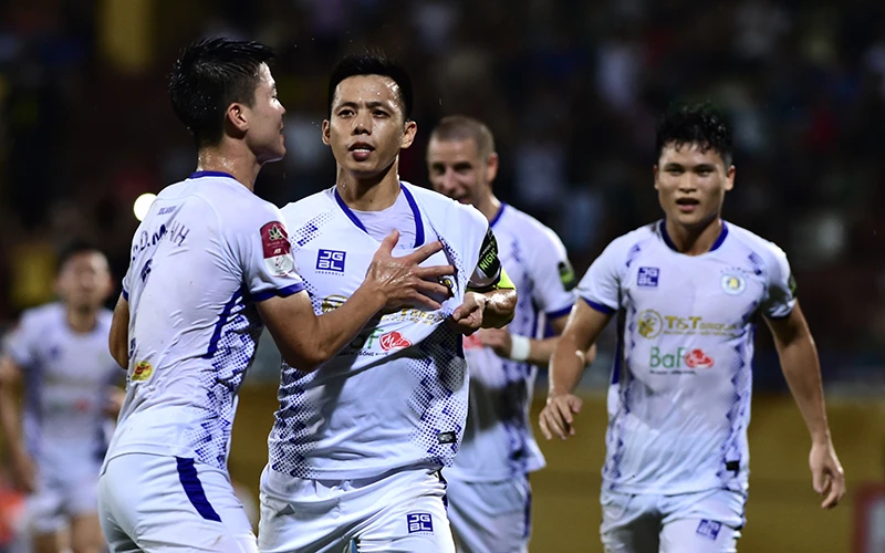 Niềm vui của Văn Quyết khi ghi bàn thắng nâng tỷ số 2-1 cho Hà Nội FC. (Ảnh THANH HẢI)