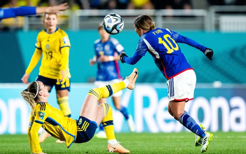 Tuyển nữ Thụy Điển (áo vàng) thể hiện sức mạnh khi thắng Nhật Bản ở vòng tứ kết.