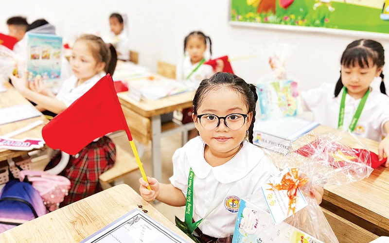 Các em học sinh Hà Nội chuẩn bị bước vào năm học mới 2023-2024.