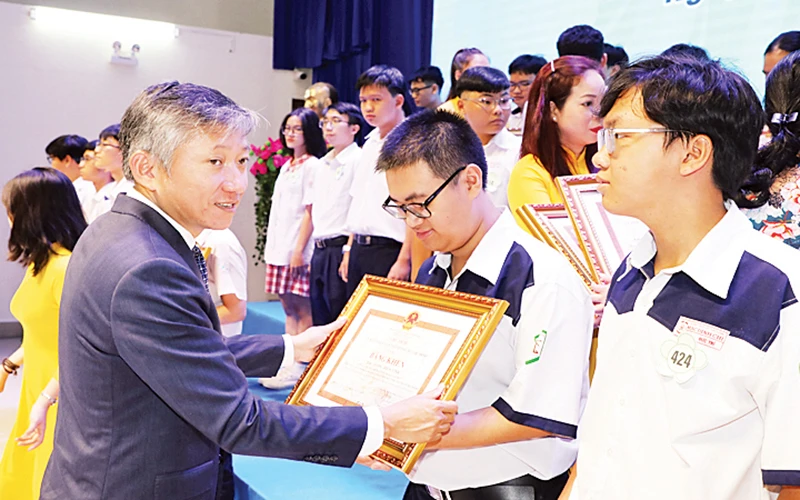 Đại diện Sở Giáo dục và Đào tạo Thành phố Hồ Chí Minh trao Bằng khen tặng học sinh giỏi năm học 2022-2023.