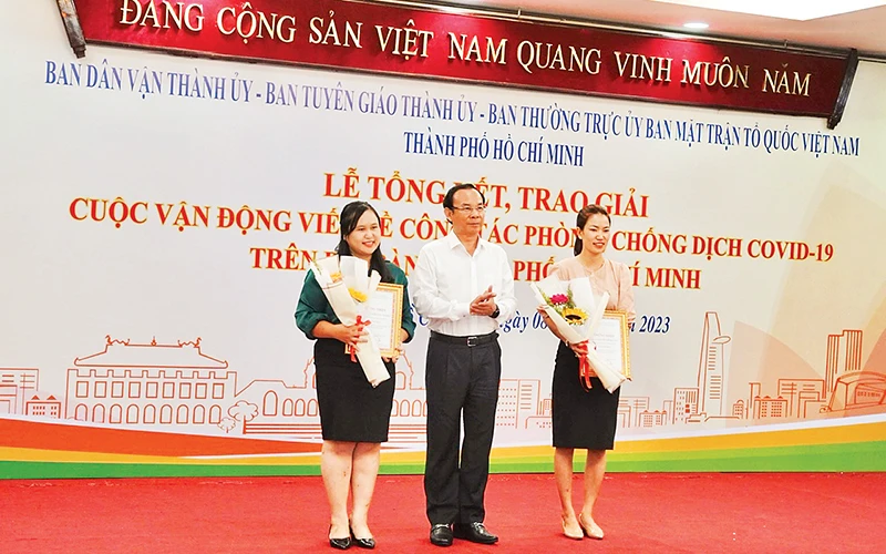 Đồng chí Nguyễn Văn Nên, Ủy viên Bộ Chính trị, Bí thư Thành ủy Thành phố Hồ Chí Minh trao Giải nhất cho hai tác giả.