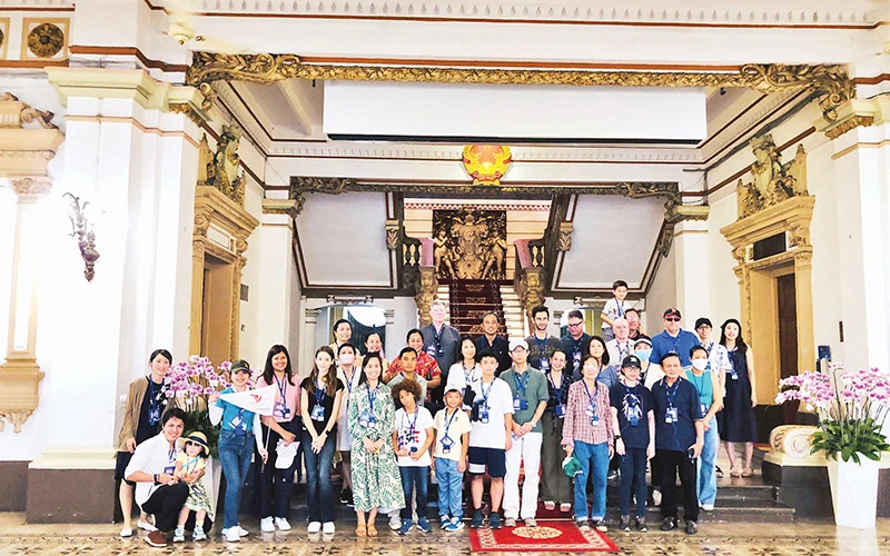 Du khách tham quan trụ sở Hội đồng nhân dân- Ủy ban nhân dân Thành phố Hồ Chí Minh vào dịp 30/4 vừa qua.