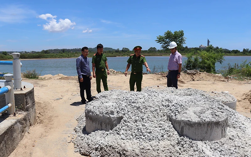 Thành phố Quảng Ngãi xây dựng các công trình tại điểm giao thông nối đường xuống sông Trà Khúc để ngăn chặn khai thác cát trái phép.