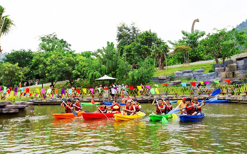 Khách du lịch tham gia tour chèo thuyền kayak tại Đà Nẵng.
