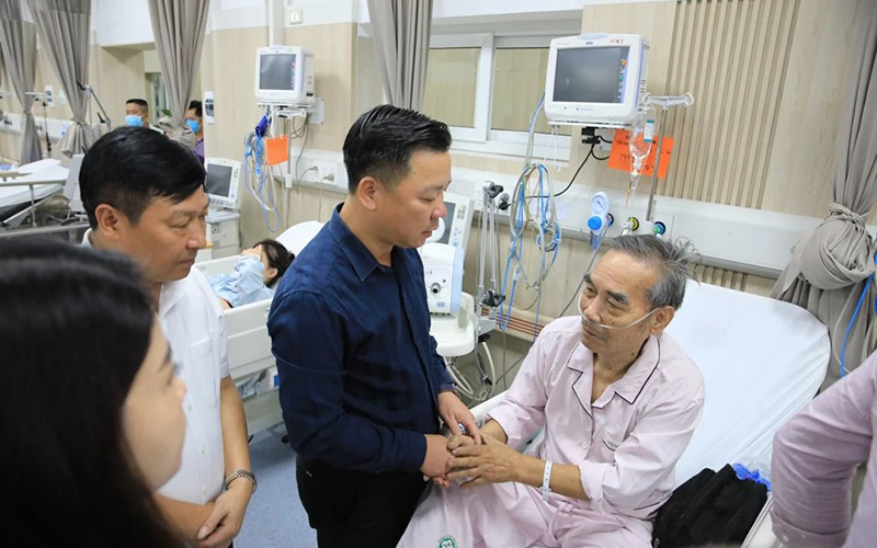 Đại diện Ủy ban Mặt trận Tổ quốc Việt Nam thành phố Hà Nội thăm hỏi nạn nhân vụ cháy đang được điều trị tại Bệnh viện Bạch Mai.