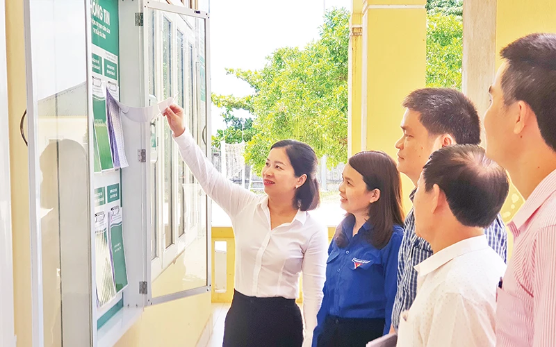 Đại diện Ngân hàng Chính sách xã hội tỉnh Quảng Trị kiểm tra, giám sát hoạt động tín dụng chính sách cho thanh niên năm 2023 tại huyện Vĩnh Linh.