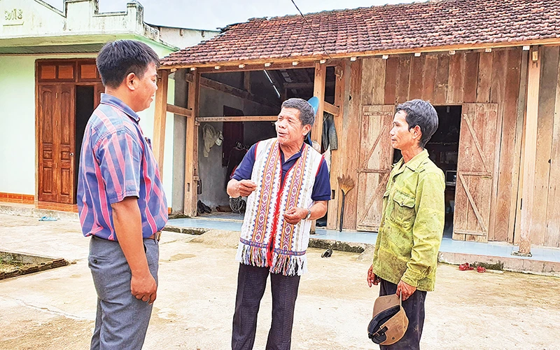 Già làng A Blong tuyên truyền người dân bảo tồn văn hóa Rơ Măm.