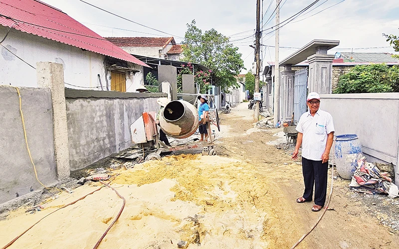 Một đoạn đường trong khu phố ở phường Ba Đồn được mở rộng để người dân đi lại được thuận lợi.