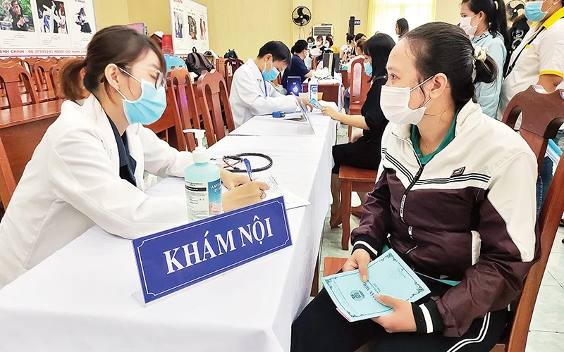 Liên đoàn Lao động thành phố tổ chức khám, kiểm tra sức khỏe hậu Covid-19 cho công nhân nữ làm việc ở các công ty trên địa bàn quận Bình Tân.
