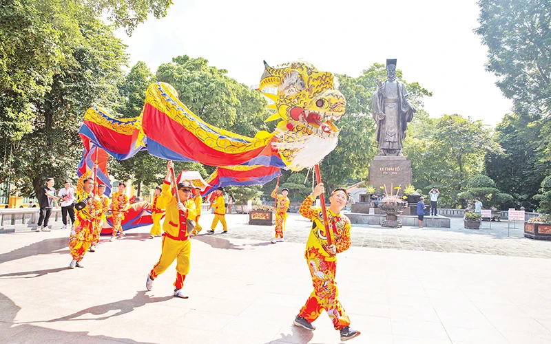 Màn múa rồng sôi nổi, đặc sắc tại Festival Thu Hà Nội 2023.