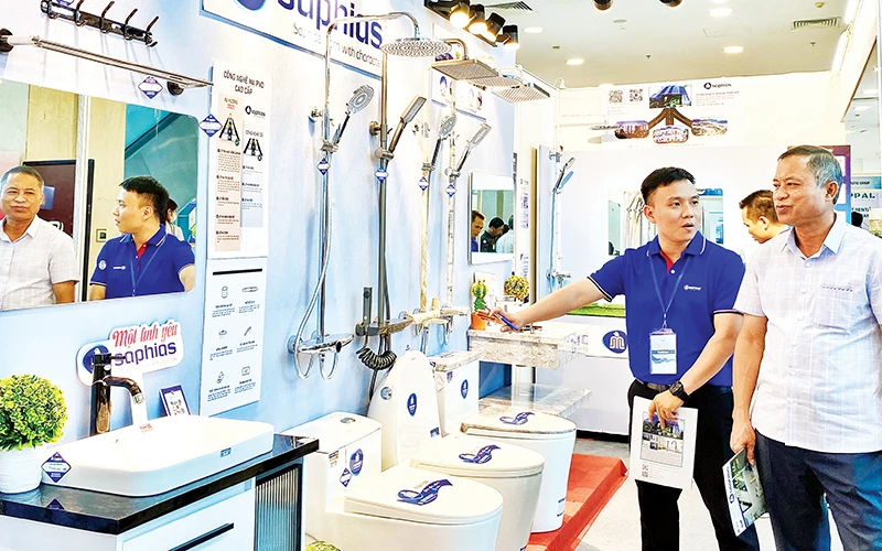 Những sản phẩm công nghiệp chủ lực của thành phố Hà Nội được quảng bá, giới thiệu tới nhiều khách hàng, doanh nghiệp.