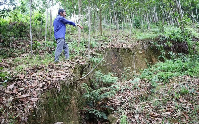 Vết nứt gây nguy cơ sạt lở núi ở thị trấn Quy Đạt, huyện Minh Hóa.