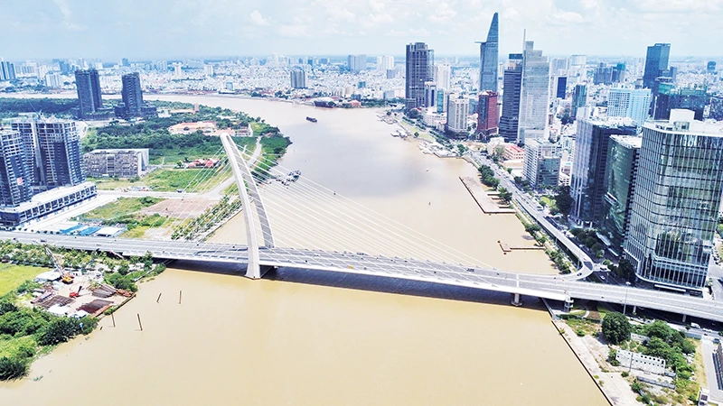 Cầu Ba Son - điểm nhấn kiến trúc nổi bật trên sông Sài Gòn, kết nối Quận 1 với thành phố Thủ Đức.