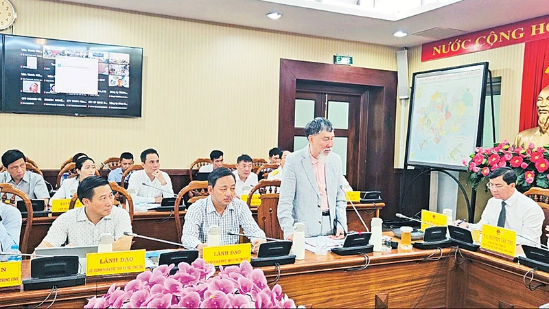 Ông Đỗ Đình Huế, Thành viên Hội đồng quản trị Công ty cổ phần Đầu tư Bất động sản Đông Dương phản ánh khó khăn với lãnh đạo tỉnh Bà Rịa-Vũng Tàu.