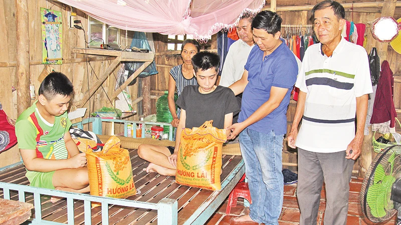 Hội Nạn nhân chất độc da cam/dioxin, người khuyết tật và bảo trợ xã hội tỉnh Vĩnh Long trao tiền hỗ trợ gia đình ông Hồ Văn Ngại ở huyện Tam Bình, tỉnh Vĩnh Long. 