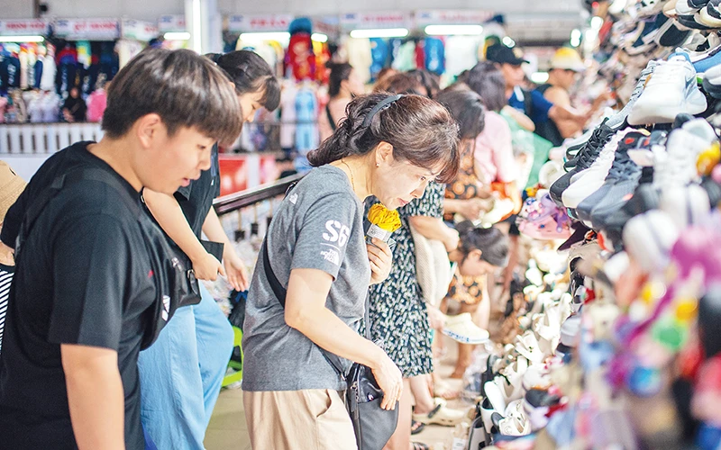 Du khách mua sắm tại chợ Hàn, thành phố Đà Nẵng.