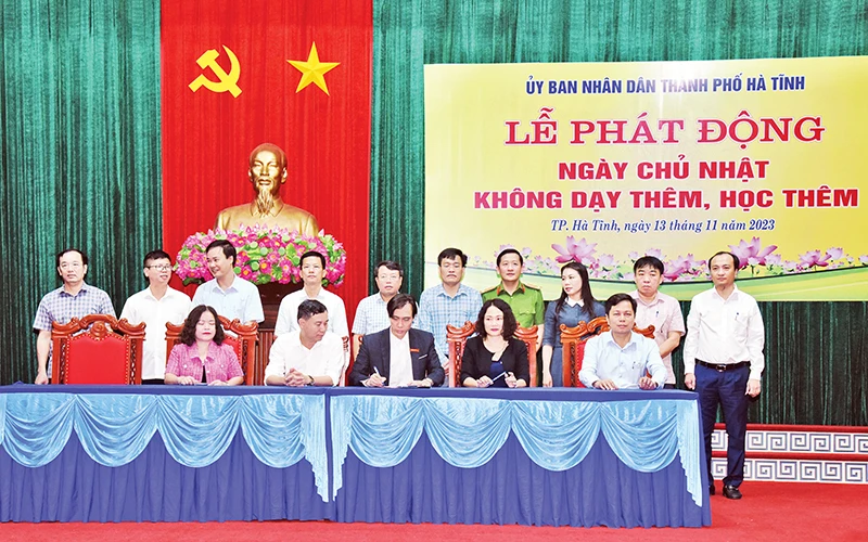 Đại diện các trường học ở thành phố Hà Tĩnh ký cam kết không dạy thêm, học thêm ngày chủ nhật.