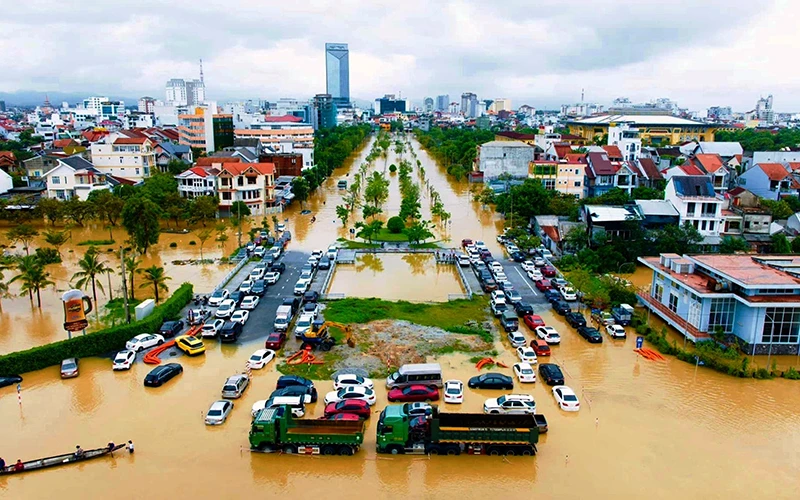 Trung tâm thành phố Huế, tỉnh Thừa Thiên Huế trong đợt ngập lụt vào giữa tháng 11 vừa qua. (Ảnh TRẦN THIÊN)