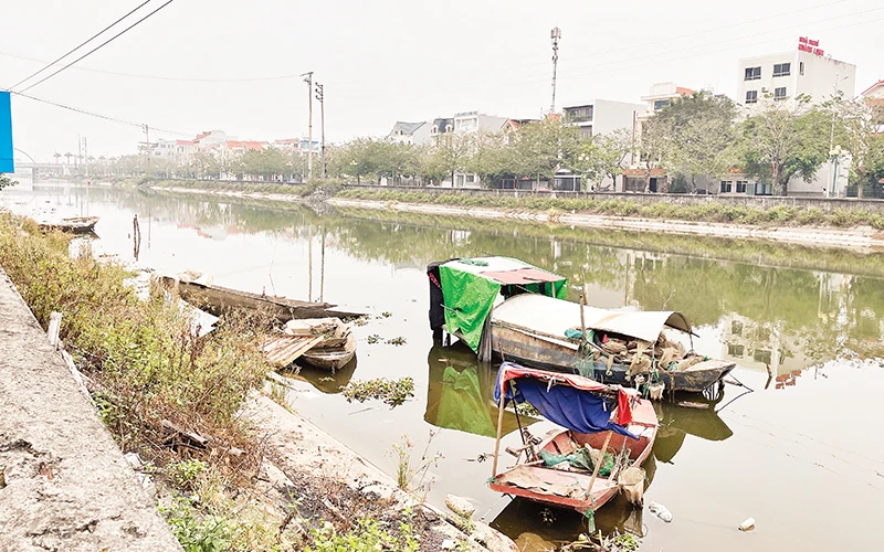 Đoạn sông Sặt chảy qua thành phố Hải Dương bị ô nhiễm nặng do phải tiếp nhận nhiều nguồn xả thải.