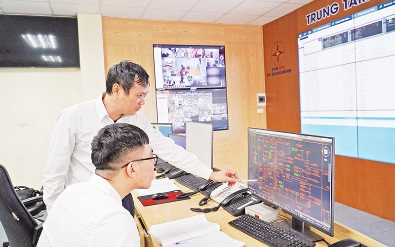 Điều độ viên khai thác thông tin trên phần mềm tại Phòng Điều độ Điện lực Quảng Ninh.
