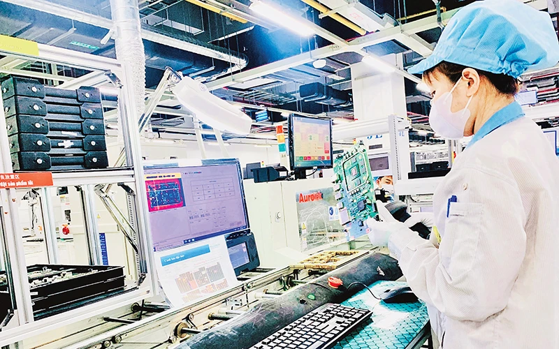 Sản xuất công nghiệp công nghệ cao vẫn chiếm tỷ trọng cao trong kinh tế của thành phố Cảng. (Ảnh NGÔ QUANG DŨNG)