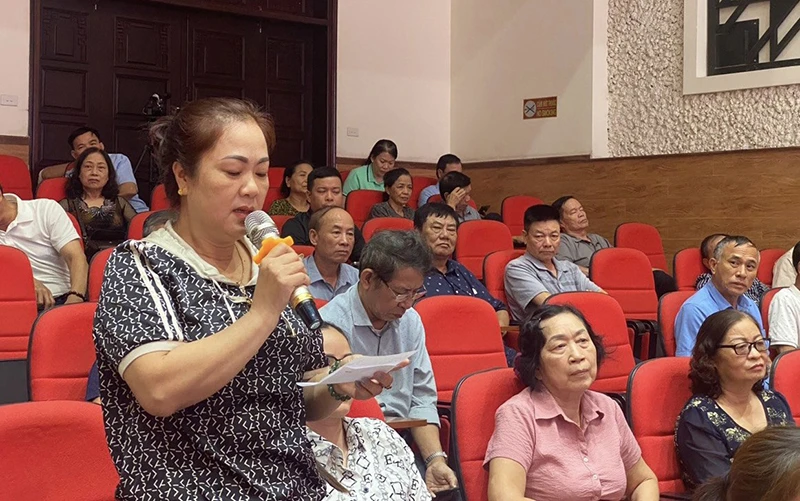 Người dân phát biểu ý kiến trong buổi đối thoại với người đứng đầu cấp ủy, chính quyền quận Hải An, thành phố Hải Phòng. (Ảnh của Ban Dân vận Thành ủy Hải Phòng)