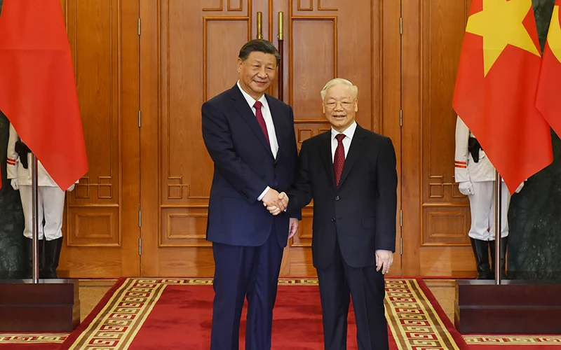 Tổng Bí thư Nguyễn Phú Trọng với Tổng Bí thư, Chủ tịch Trung Quốc Tập Cận Bình. 