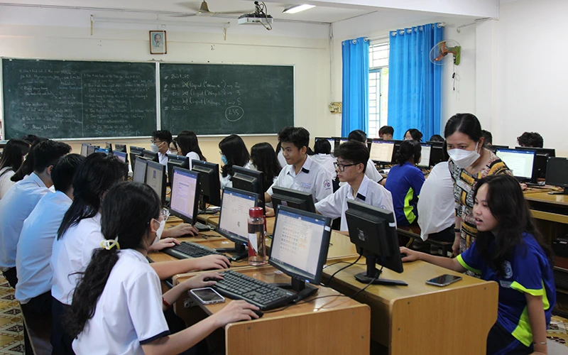 Giờ học môn Tin học tại Trường trung học phổ thông Nguyễn Du, Quận 10, Thành phố Hồ Chí Minh. (Ảnh THẾ ANH)