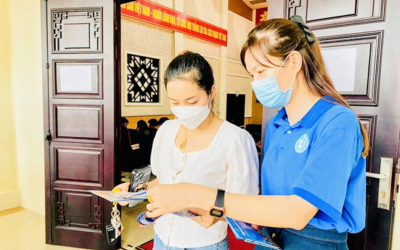 Cán bộ Bảo hiểm xã hội thành phố Hải Phòng tuyên truyền về chính sách bảo hiểm đối với người lao động.