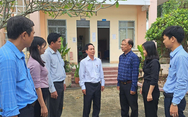 Cán bộ và người dân xã Nhị Bình, huyện Châu Thành trao đổi công tác tổ chức thực hiện xây dựng nông thôn mới.