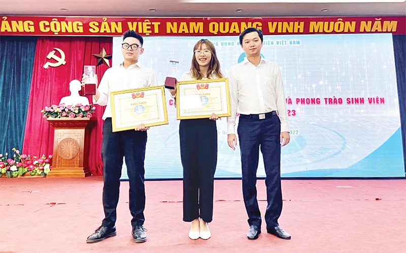 Đại diện dự án “Rule 901”nhận Bằng khen của Trung ương Hội Sinh viên Việt Nam.