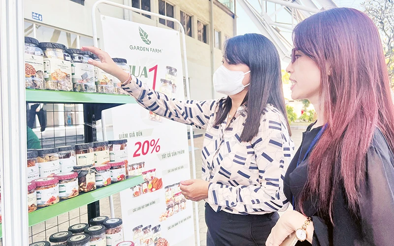 Người dân mua sắm thực phẩm phục vụ những ngày Tết tại các hội chợ ở Thành phố Hồ Chí Minh.