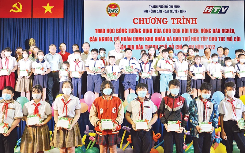 Trao học bổng Lương Định Của cho con hội viên, nông dân nghèo, khó khăn.