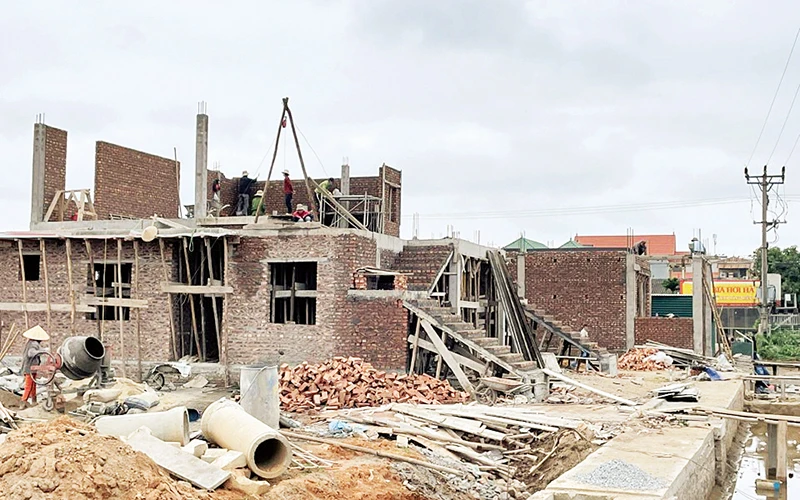 Người dân khẩn trương xây nhà mới tại khu tái định cư phục vụ đường vành đai 4-Vùng Thủ đô ở xã Hồng Vân, huyện Thường Tín.
