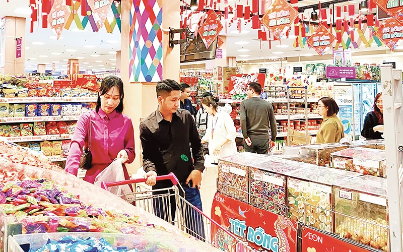 Người tiêu dùng mua sắm tại siêu thị Aeon Long Biên.