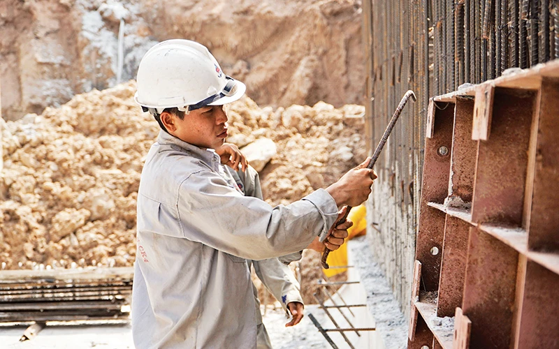 Thi công hạng mục hầm chui tại dự án đường nối đường Trần Quốc Hoàn-Cộng Hòa (quận Tân Bình).