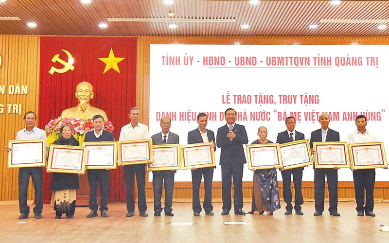 Lãnh đạo tỉnh Quảng Trị trao danh hiệu “Bà mẹ Việt Nam Anh hùng” cho đại diện thân nhân các bà mẹ được truy tặng.